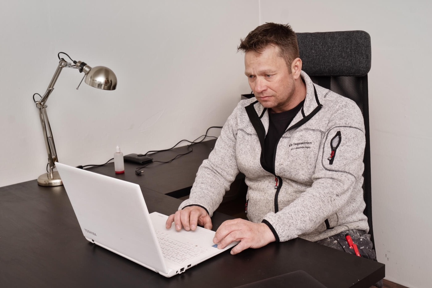 Kent ved computeren på kontoret